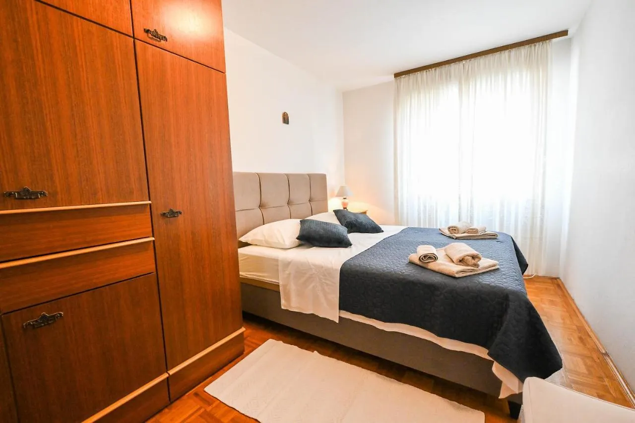 Apartment Mihaela 자다르